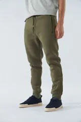 Pantalón de jogging negro de felpa con logo estampado y en goma, bolsillos con cierre, cierres en los tobillos, cintura ajustable y puños.