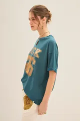 Remera oversize azul con estampa frontal con la palabra "Rock" y el número 26 en color dorado.