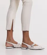 Pantalón legging de material sintético color gris topo, con cintura alta abotonada.