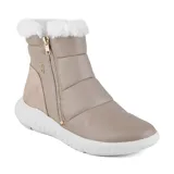 Bota corta blanca de cuero con detalle de piel sintética en el borde superior, cierre lateral con cremallera dorada y suela deportiva.
