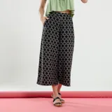 Pantalón estampado de corte amplio en color negro, con diseño geométrico.