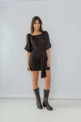 Vestido corto rojo de lino, con escote redondo, mangas globo y lazo ajustable en la cintura.