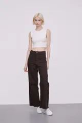 Top cropped blanco de algodón y elastano, al cuerpo y cuello a la base.