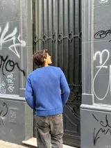 Sweater de punto color azul marino con cuello redondo y mangas largas. Tejido de punto grueso.