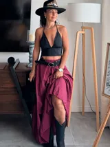 Falda larga negra de corte evasé con cinturón ancho de rafia.