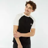 Camiseta deportiva negra con mangas cortas raglán en color blanco y logo pequeño en el pecho.