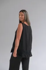 Musculosa negra amplia de lino con terminaciones delicadas y franja de encaje en el ruedo.