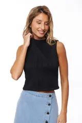 Top negro sin mangas con cuello alto y textura acanalada.