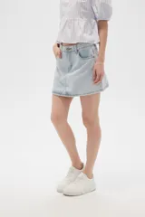 Minifalda de jean celeste con bolsillos delanteros y traseros.