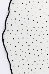 Pañuelo triangular de tul celeste con lunares negros y borde negro.