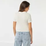 Camiseta blanca de corte crop fit con estampado de Stitch con la bandera de Estados Unidos y la frase 'Los Angeles California - USA'.