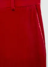Pantalón de vestir de terciopelo color rojo, de corte recto y tiro alto.