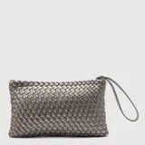 Clutch de fiesta color bronce con diseño tejido y asa de mano.