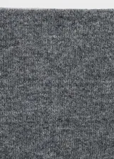 Falda midi gris de tejido de punto con mezcla de lana. Tiene cintura elástica y corte recto.