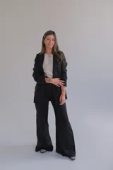 Blazer negro de corte clásico con solapas y cierre con botones.