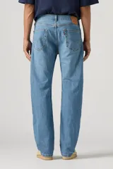 Pantalón de jean celeste de corte recto.