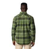 Camisa de franela Columbia para hombre, a cuadros en tonos negro, gris, beige y blanco. Confeccionada en algodón con elastano para mayor comodidad y flexibilidad. Cuenta con cuello abotonado, cierre frontal con botones, dos bolsillos en el pecho con cierre de botón y puños abotonados.