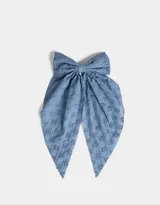 Hebilla francesa para el pelo color celeste con moño grande de tela bordada con flores.