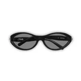 Lentes de sol negros con lentes polarizadas y montura envolvente de acetato pulido.