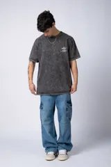 Remera color verde oliva con cuello redondo y mangas cortas, con un pequeño estampado en el pecho.