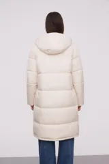 Campera gris crudo con capucha, diseño holgado y cierre frontal, ideal para climas fríos.