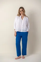 Pantalón de lino azul eléctrico, de corte recto y tiro medio.