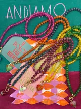 Collar de cuentas de piedra natural de colores con dije de corazón de vidrio pintado a mano y cierre metálico dorado con baño de oro de 18k.