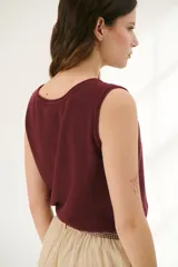 Musculosa color beige claro de tejido de lino con cuello redondo.