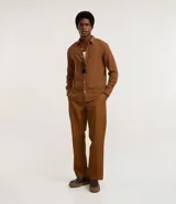 Camisa de hombre de manga larga, corte regular, color blanco, con cuello inglés y textura grid tejida en el plano.