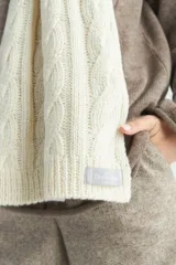 Bufanda marrón de tejido de punto industrial con diseño de ochos cruzados.