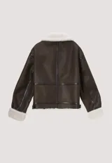 Chaqueta marrón de cuero vegano con forro de sherpa color crema. Presenta solapas con hebillas, cuello italiano, cierre de cremallera y mangas con puños.