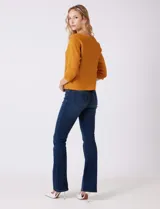 Buzo de tejido acanalado color mostaza, con escote tipo bote y mangas 3/4 estilo japonés.