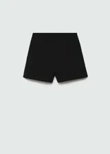 Short negro de tiro medio y corte recto, con cierre invisible en la parte posterior.