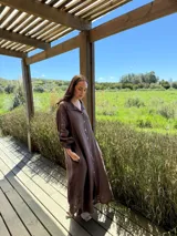 Vestido camisero amplio y largo de lino color azul, con botones de nácar, cuello camisero y bolsillos laterales.