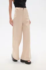 Pantalón de algodón y elastano color beige, de corte ancho y tiro alto.