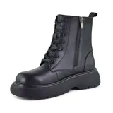 Bota de cuero sintético color negro, de caña media con cordones y plataforma con suela track.