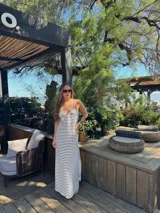 Vestido de jersey con estampado de rayas horizontales en blanco y azul marino, de corte holgado y tirantes finos.