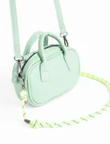 Cartera mini tote de cuero sintético color menta, con asas cortas y correa ajustable.