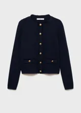 Chaqueta azul marino de punto con cuello redondo, cierre frontal con botones dorados, dos bolsillos delanteros y manga larga.