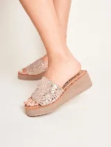 Sandalia con plataforma y taco de 5 cm, confeccionada en cuero color crudo.