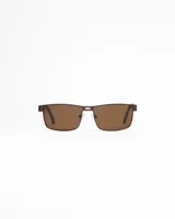 Lentes de sol con montura metálica rectangular de color marrón oscuro y cristales polarizados de tono marrón. Diseño clásico y sobrio.