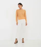 Blusa color naranja de tricot con cuello redondo y mangas largas.