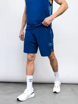 Short deportivo Umbro color azul con logo estampado en la pierna izquierda. Confeccionado en tejido elástico de secado rápido.