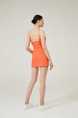 Vestido corto color naranja con breteles finos y corpiño con ballenas.