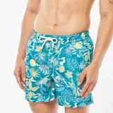 Short de baño azul con estampado de hojas y flores en tonos verde, amarillo y gris.