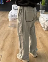 Pantalón de jogging gris con cordón ajustable en la cintura, corte holgado y puños elásticos.