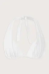 Top de bikini blanco marfil con diseño de triángulo y tiras anchas que se anudan al cuello.