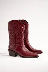 Botas texanas de cuero color bordó con detallado bordado y tacón de 6,5 cm.