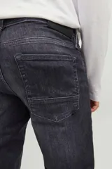 Jean de cinco bolsillos, con diseño clásico y cierre de botón, en tejido de sarga con acabado super stretch para máxima flexibilidad y comodidad.