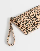 Billetera tipo sobre color negro de cuerina con cierre superior y bolsillo frontal con broche y botón.
